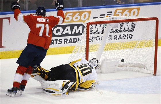 Radim Vrbata z Floridy oslavuje gól v brance Pittsburghu. Pekonaný je Matt...