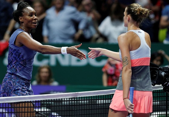 Tenistka Venus Williamsová (vlevo) gratuluje Karolín Plíkové k vítzství na...