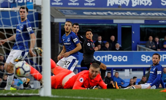 ZMAR. Obrana Evertonu inkasuje pátou branku v utkání s Arsenalem. Domácí...