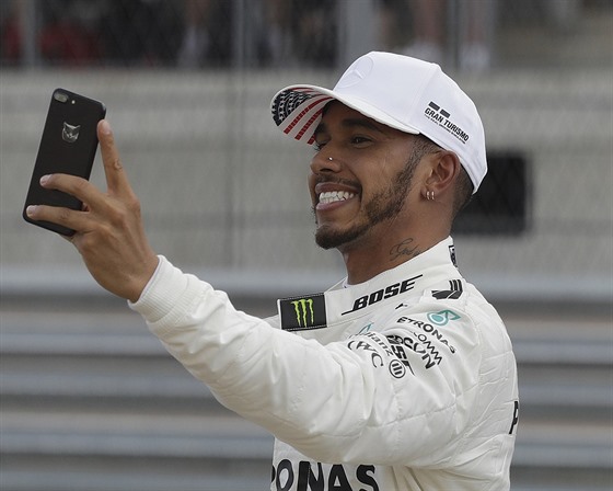 Britský pilot Lewis Hamilton si ped startem Velké ceny USA poizuje selfie.