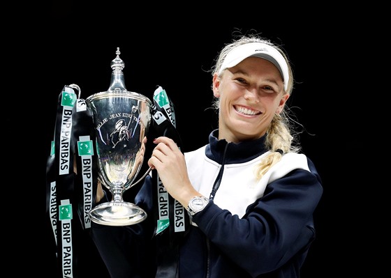 Tenistka Caroline Wozniacká s trofejí pro vítězku Turnaje mistryň.