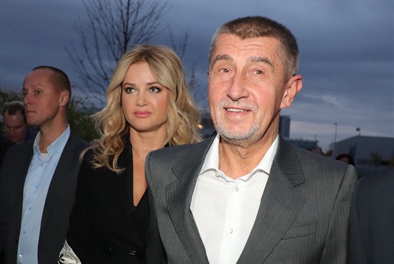 Andrej Babi s manelkou míí do volebního tábu ANO (21. íjna 2017).