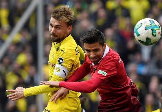 Hlavikový souboj mezi Marcelem Schmelzerem z Dortmundu (vlevo) a hannoverským...