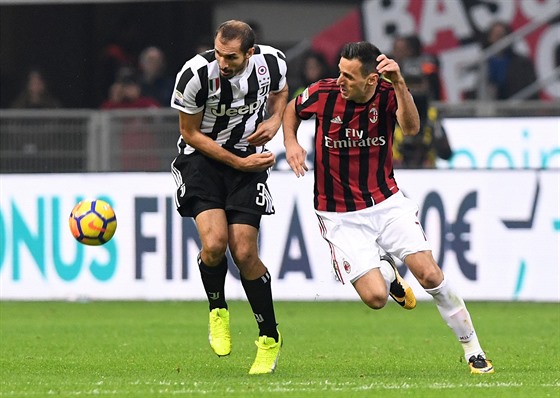 Giorgio Chiellini z Juventusu (vlevo) je atakován Nikolou Kaliniem z AC Milán.