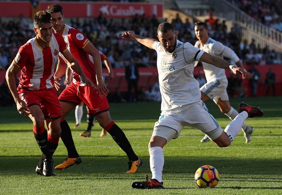 Karim Benzema z Realu Madrid (v popedí) se napahuje ke stele k nelibosti...