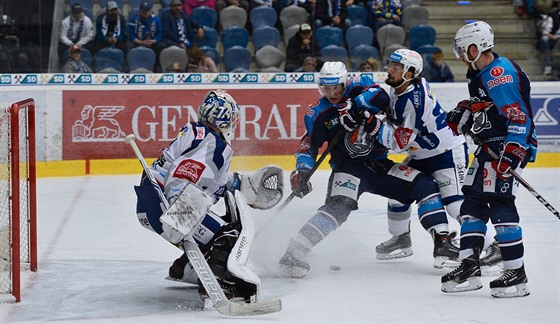 Závar ped brankou Marka iliaka z Komety Brno (vlevo)