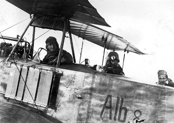 Letec Otto Jindra (vlevo) v kokpitu pozorovacího letounu