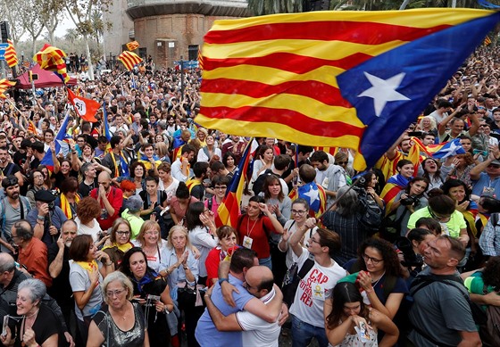 Katalánci slaví schválení rezoluce o nezávislosti (27. října 2017).
