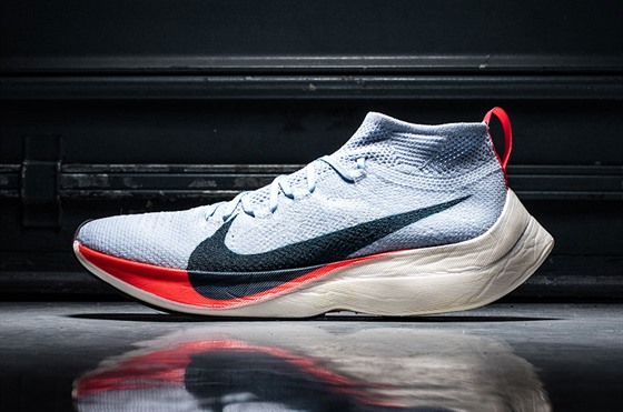 Becká bota Nike zoom Vaporfly, ve které zabhl Eliud Kipchoge maraton v Monze...