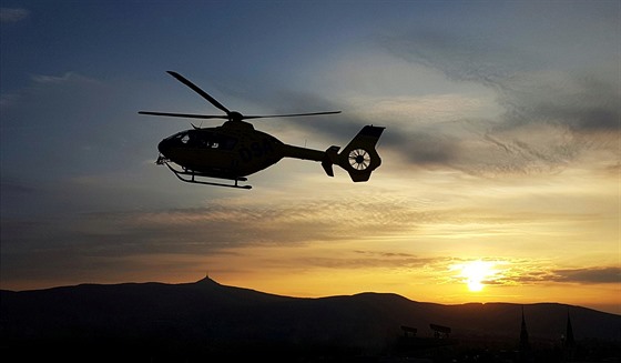 Vrtulníky zatím můžou na libereckém letišti přistávat jen za světla.