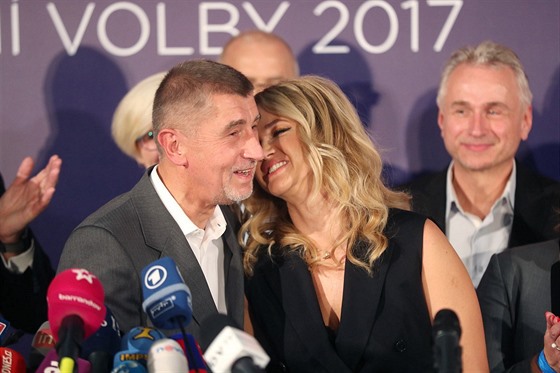 Andrej Babiš s manželkou Monikou na tiskové konferenci hnutí ANO k výsledkům...