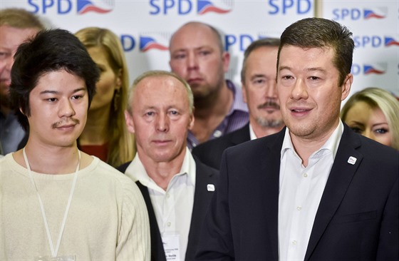 Tomio Okamura se synem Ruyem v pražském volebním štábu SPD. (21. října 2017)