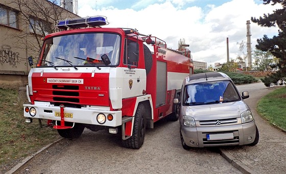 Středočeská hasičská auta při výjezdech často řeší všemožně parkující auta...