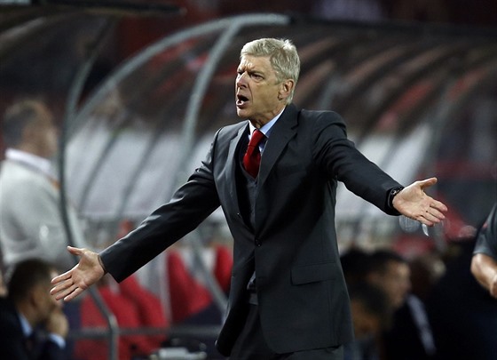 Trenr Arsenalu Arsne Wenger bhem utkn Evropsk ligy na hiti Crven...