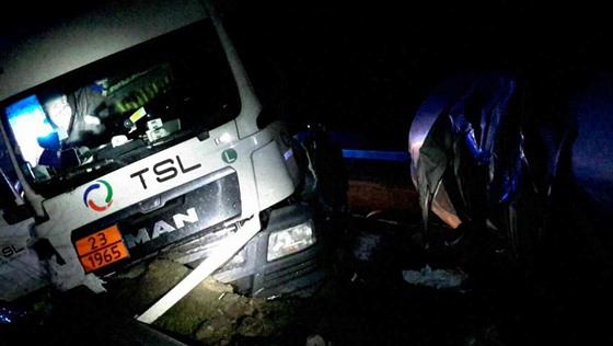 Na dálnici D35 na Olomoucku narazily osobní auto a kamion do odstavené cisterny...