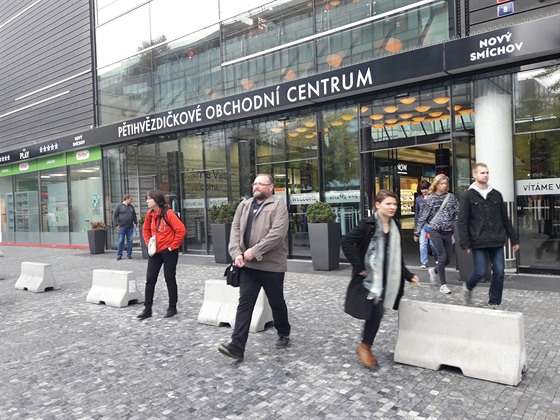 Vchod do nákupního centra Nový Smíchov teď chrání betonové zátarasy. Spolu se...
