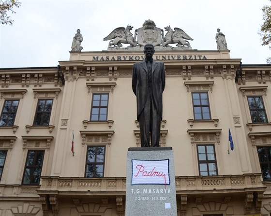 enské uskupení Uaslé umístilo na sochu T. G. Masaryka ped brnnskou...
