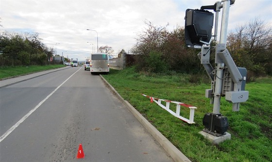 Linkový autobus s dtmi jedoucími do koly ve Vykov uvázl na elezniním...