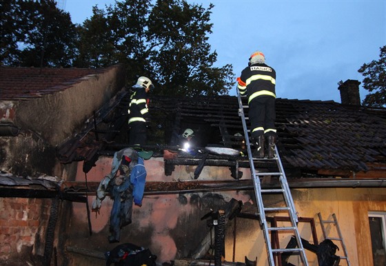 Hasii v sobotním ránu likvidovali poár stechy rodinného domu v Ratenicích....