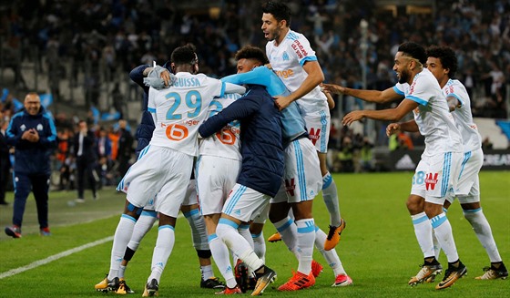 Radost fotbalistů Marseille během utkání proti Paris St. Germain.