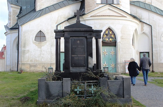 Město na své náklady přemístí pomník rodiny továrníka Josefa Smeykala.