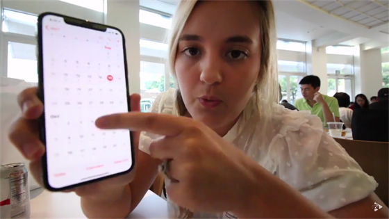 Vlogerka Brooke Petersonová ukazuje iPhone X svého otce, který pracuje v Applu.