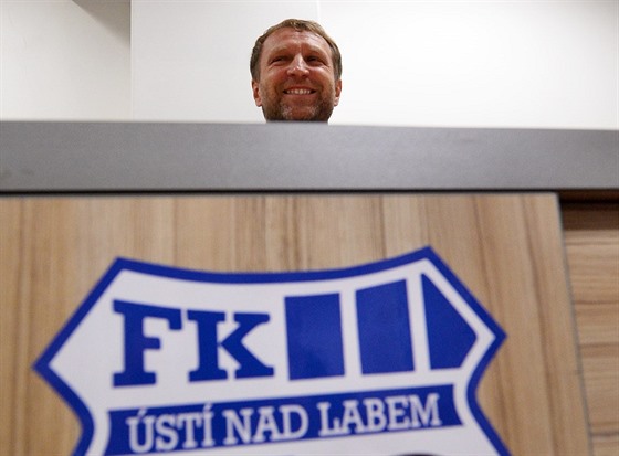 Trenr Ale Keek na tiskov konferenci fotbalovho st nad Labem