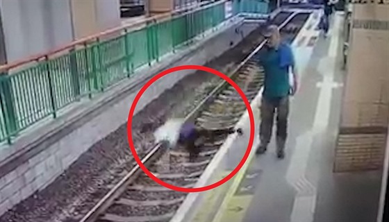 Muž srazil ženu do kolejiště
