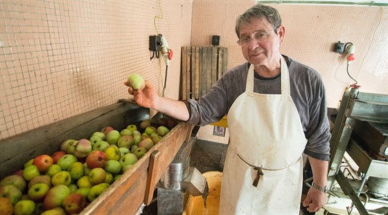 „Většina lidí si donese jednu bedýnku, před rokem chodívali s plnými pytli. Byly to stovky kilogramů jablek,“ říká Jaromír Kleibel, který má moštování na starosti v kroměřížské zahrádkářské kolonii. Stejné je to letos i na Vysočině.