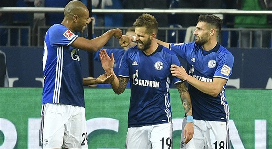 Guido Burgstaller (uprosted) ze Schalke se raduje z gólu se spoluhrái Naldem...