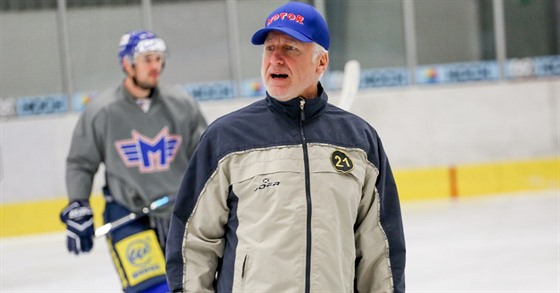 Trenér Marian Jelínek na tréninku eskobudjovických hokejist.