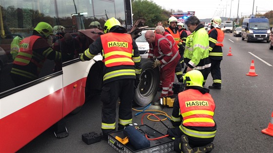 Ranní dopravu na Jiní spojce zkomplikoval pokozený autobus MHD (24.10.2017)