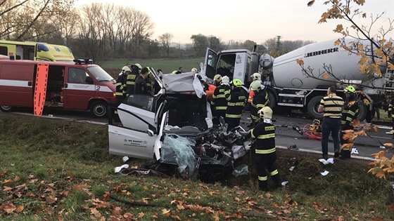 U Hostivic u Prahy se srazilo auto s domíchávaem betonu. (26.10.2017)