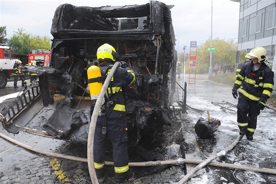 Pratí hasii zasahovali u poáru autobusu v Jinonicích. (27.10.2017)