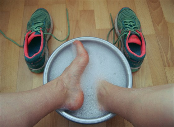 K regeneraci nohou mete vyuít nejen teplé, ale i chladné koupele.
