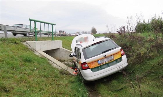 idi nedal na kiovatce pednost autu na hlavní silnici, to po sráce...