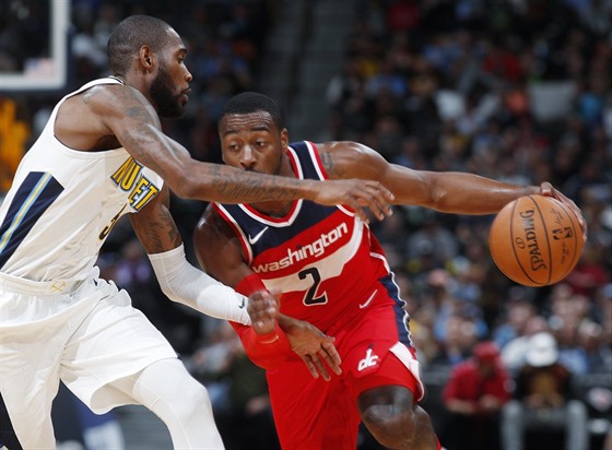 Will Barton (vlevo) z Denveru se snaí polapit Johna Walla z Washingtonu.