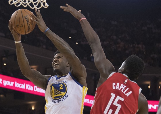 Jordan Bell (vlevo) z Golden State se snaí zakonit pes Clinta Capelu z...