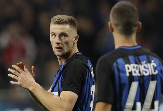 Milan kriniar z Interu Milán slaví svj gól.