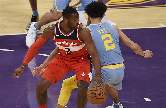 John Wall (vlevo) z Washingtonu v souboji s Lonzem Ballem z LA Lakers.