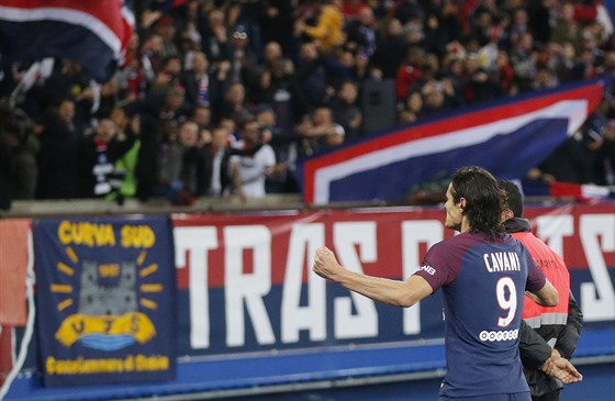 Edinson Cavani z Paris-Saint-Germain slaví svj gól proti Nice.