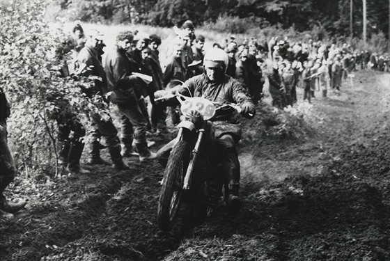 Motocyklové závody po hebenech Krkono se na národním parku drsn podepsaly.