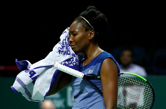 Amerianka Venus Williamsová si runíkem stírá pot z ela bhem utkání na...