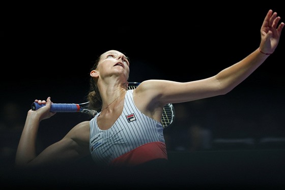 eská tenistka Karolína Plíková servíruje na Turrnaji mistry.