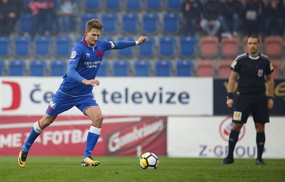 Slávistický kapitán Milan koda zahrává penaltu v utkání proti Slovácku.