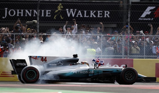 Lewis Hamilton projídí cílem Velké ceny Mexika.