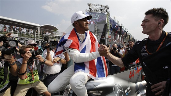 Lewis Hamilton slaví čtvrtý titul mistra světa ve formuli 1.