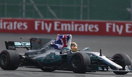 Lewis Hamilton slav tvrt titul mistra svta ve formuli 1.