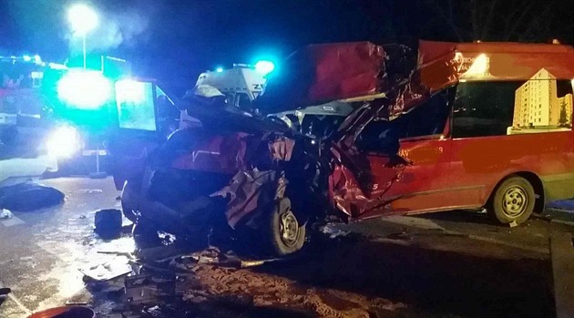 Zdemolovaná dodávka po srá�ce s kamionem u Vysokého Mýta.