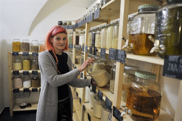 Klára �erná v krámku �erný bez, kde prodává sypané potraviny do obal�, které si...